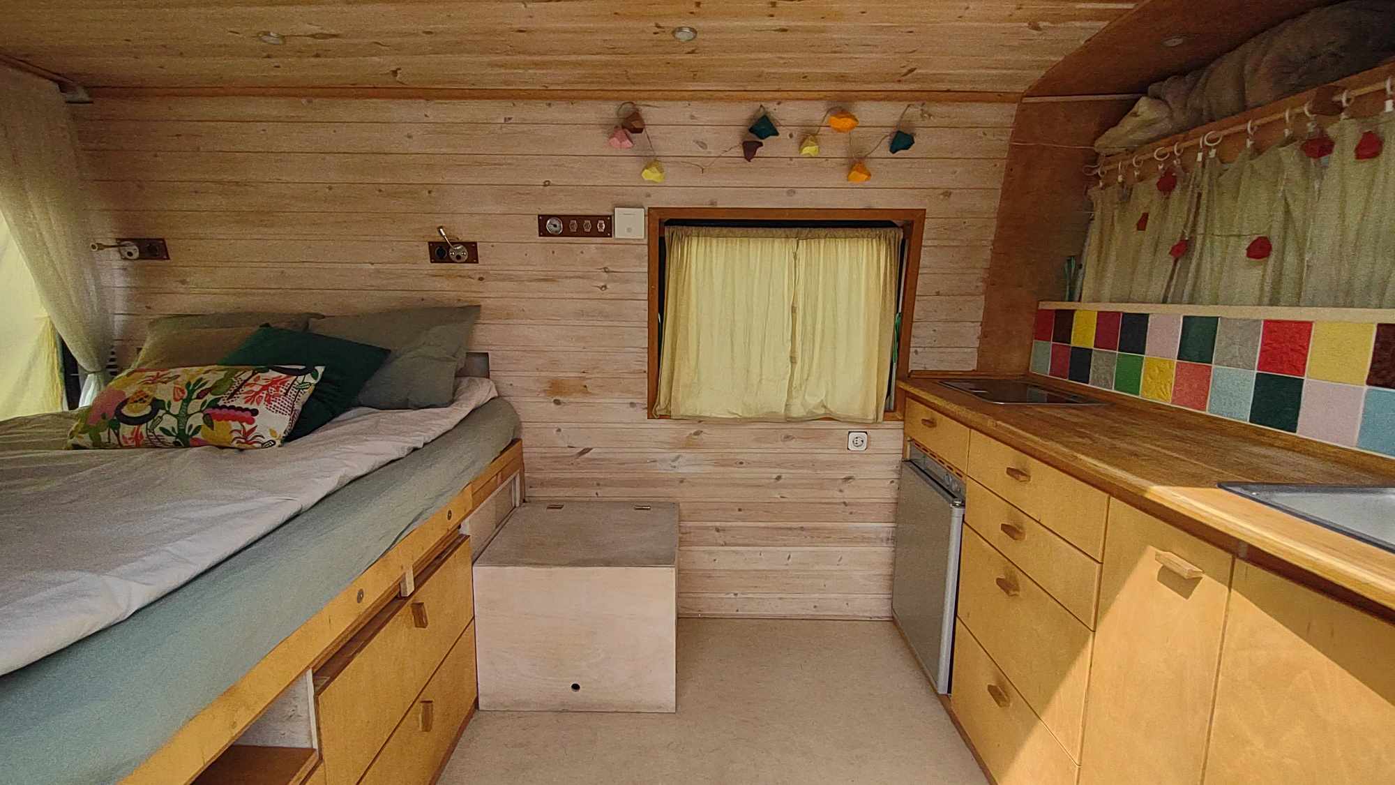 Müller Kinga: Otthon négy keréken - lakóautó építés a tervezéstől a megvalósításig, természetesen