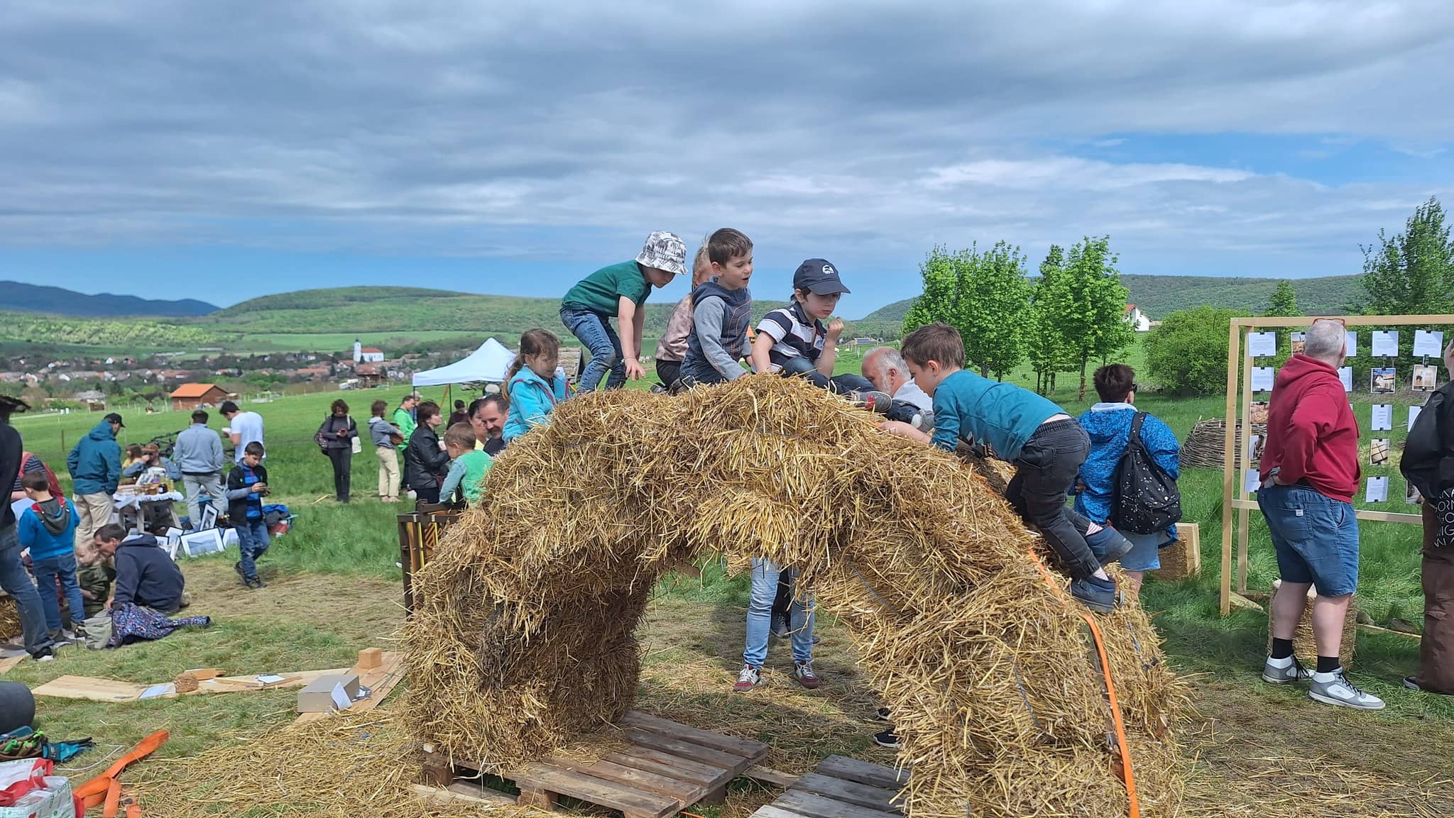 Straubiger Ákos: Szalmaboltív-szalmacsúszda építés gyerekeknek - műhelymunka